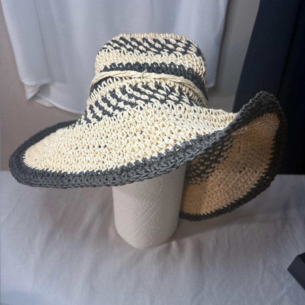 Tropical Trends handmade Floppy Straw hat Black and Cream super pretty and fun